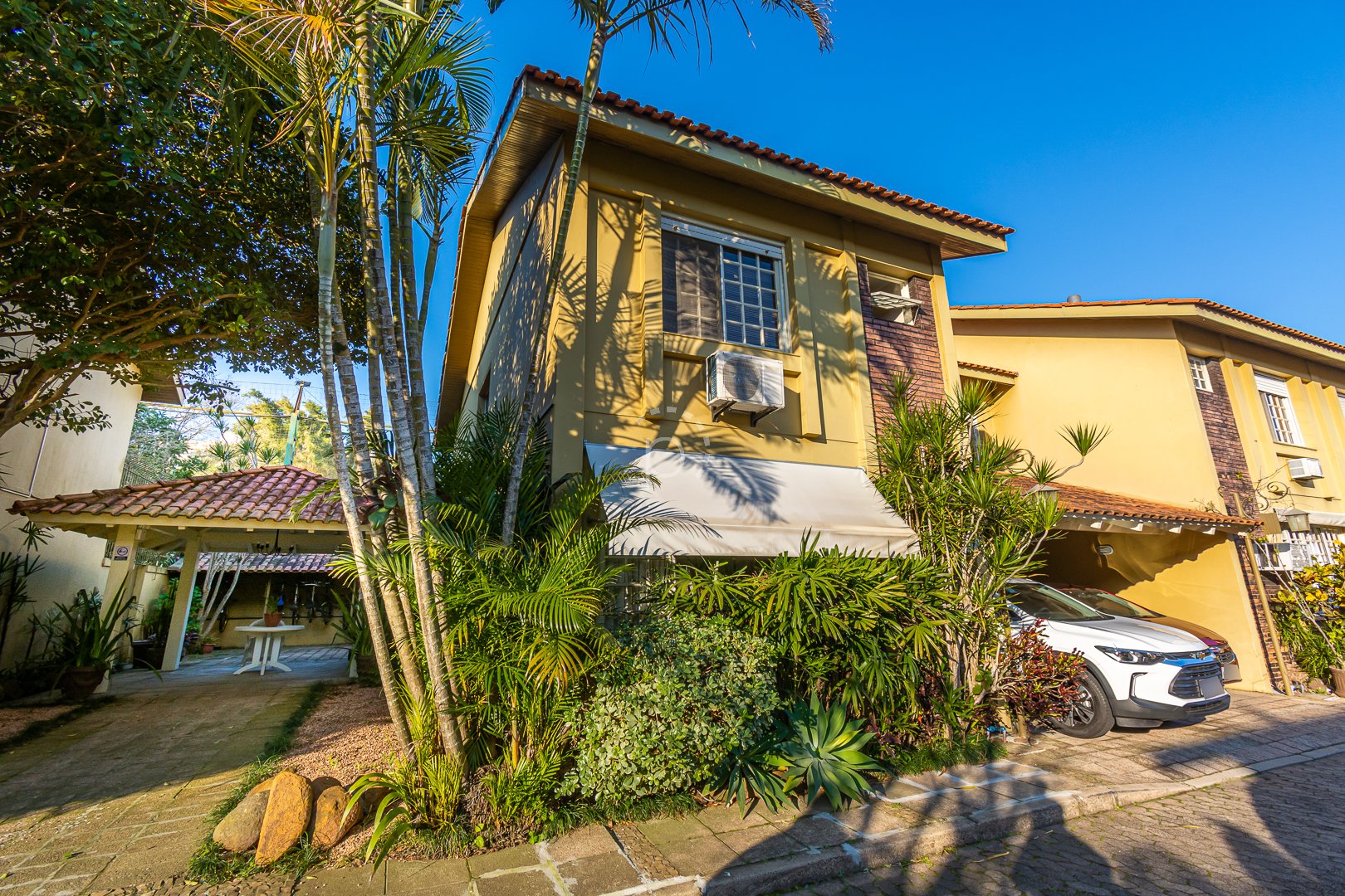 Venda de Casa em Condomínio em bairro Tristeza com 176m² Área Const. e 197m² Área T