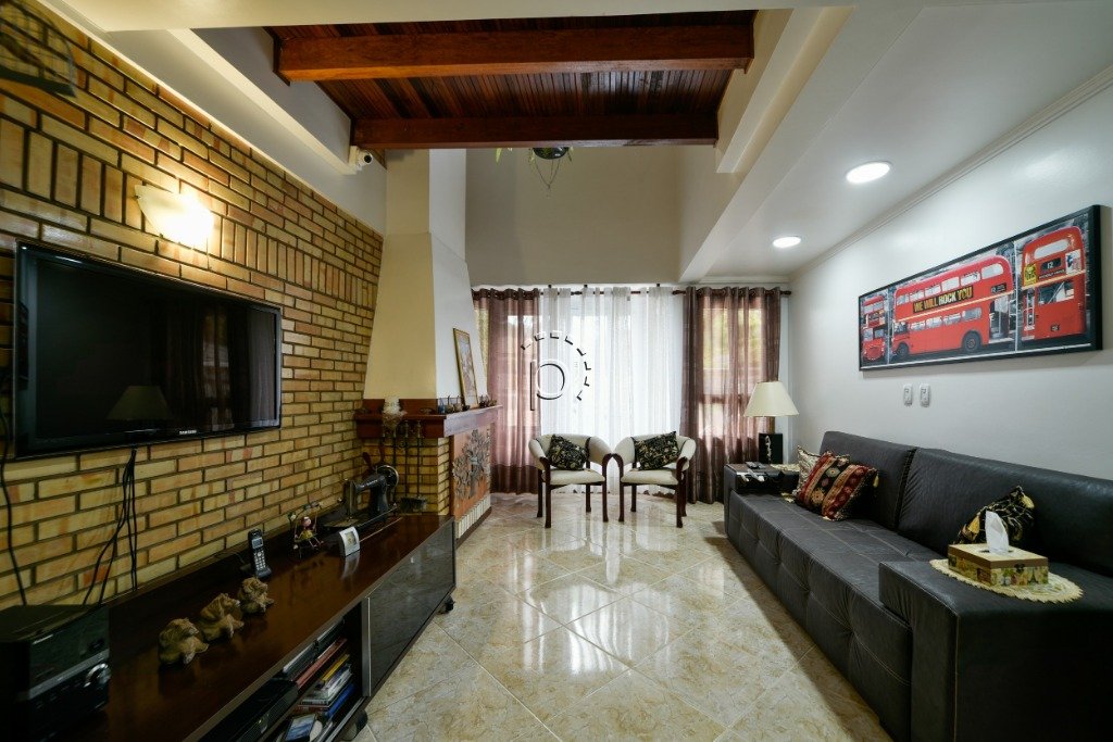 Venda de Casa em bairro Tristeza com 178m² Área Const.