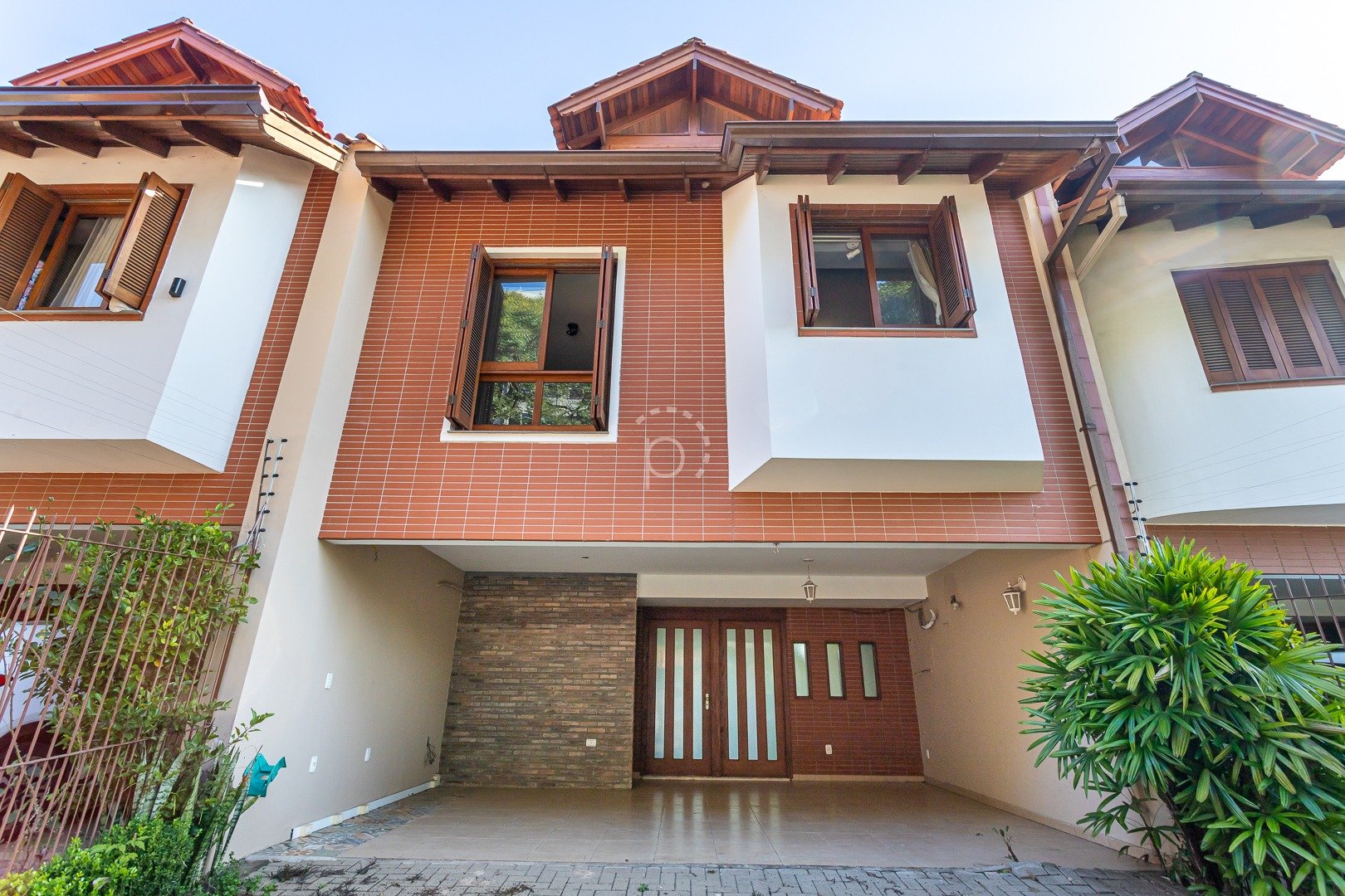 Venda de Casa em bairro Tristeza com 205m² Área Const. e 239m² Área Terreno