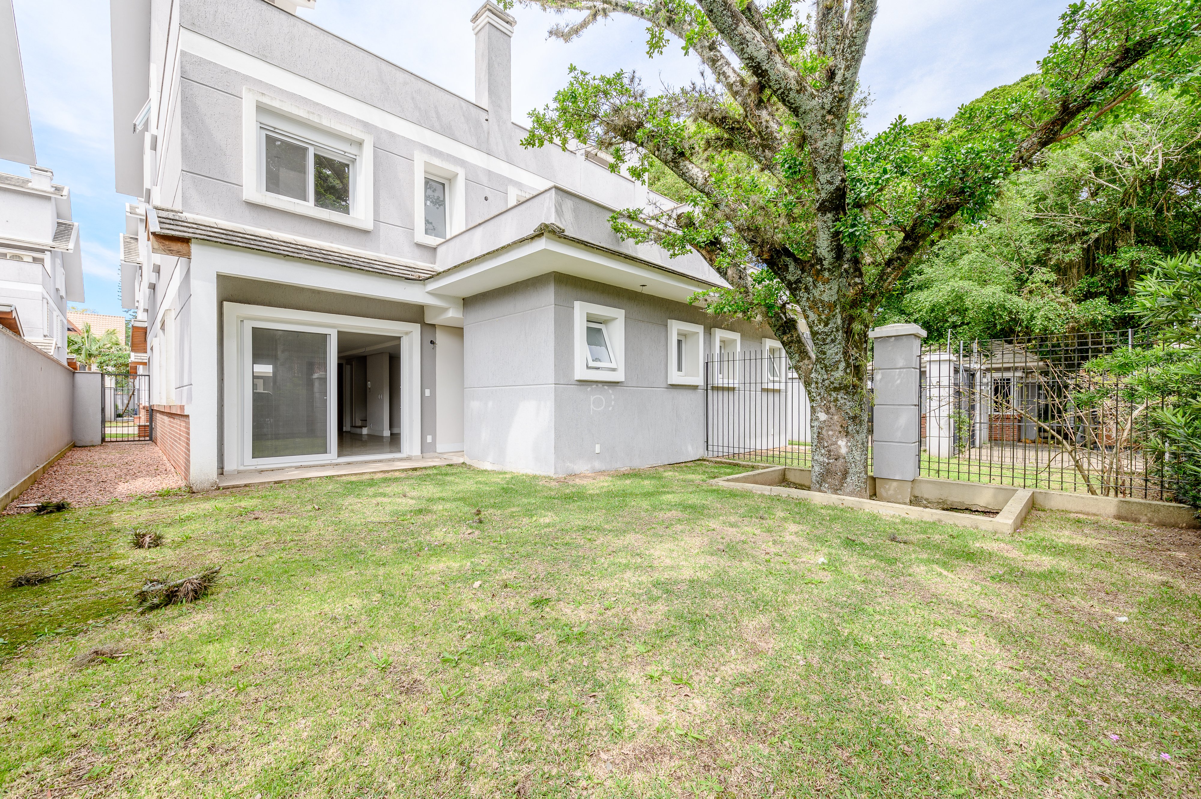 Venda de Casa em Condomínio em bairro Tristeza com 241.4m² Área Const. e 347.17m² Á