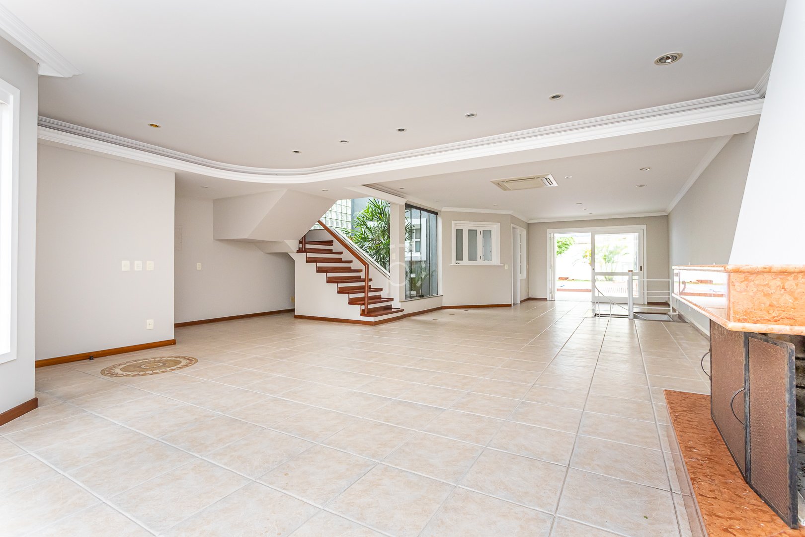 Venda de Casa em bairro Tristeza com 280m² Área Const. e 306m² Área Terreno