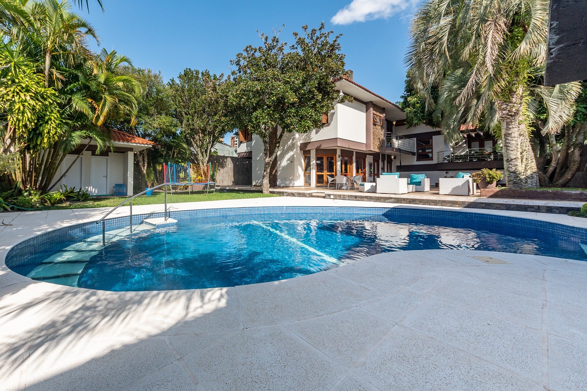 Venda de Casa em bairro Tristeza com 463m² Área Const.