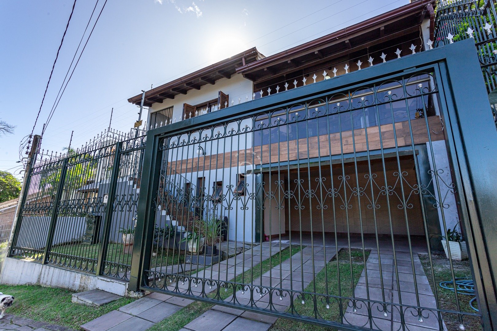 Venda de Casa em bairro Cavalhada com 292m² Área Const.