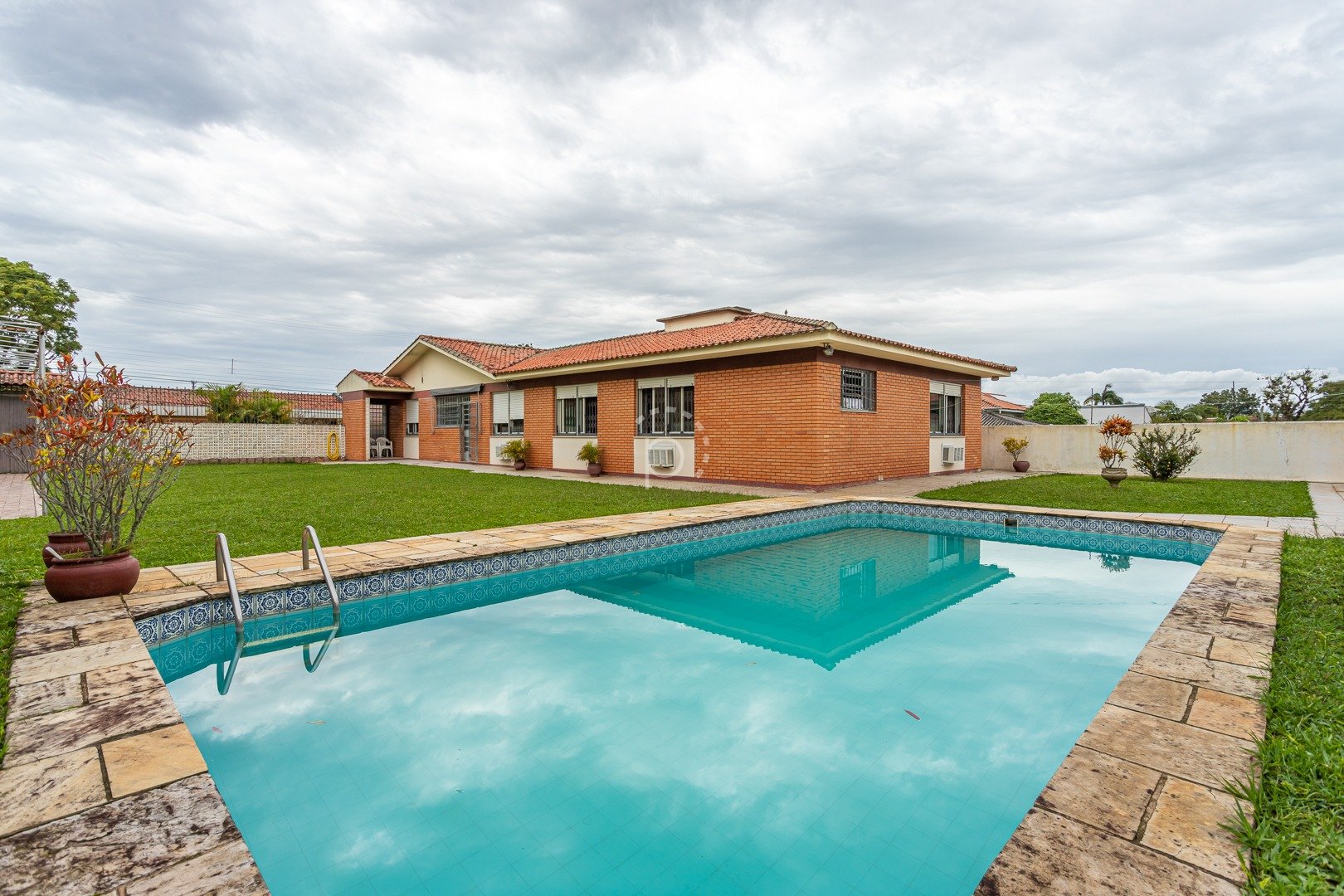 Venda de Casa em bairro Vila Assunção com 305m² Área Const. e 960m² Área Terreno