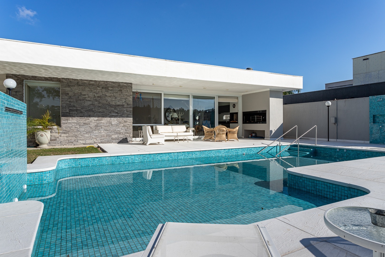 Venda de Casa em Condomínio em bairro Terra Ville com 274m² Área Const. e 1000m² Ár