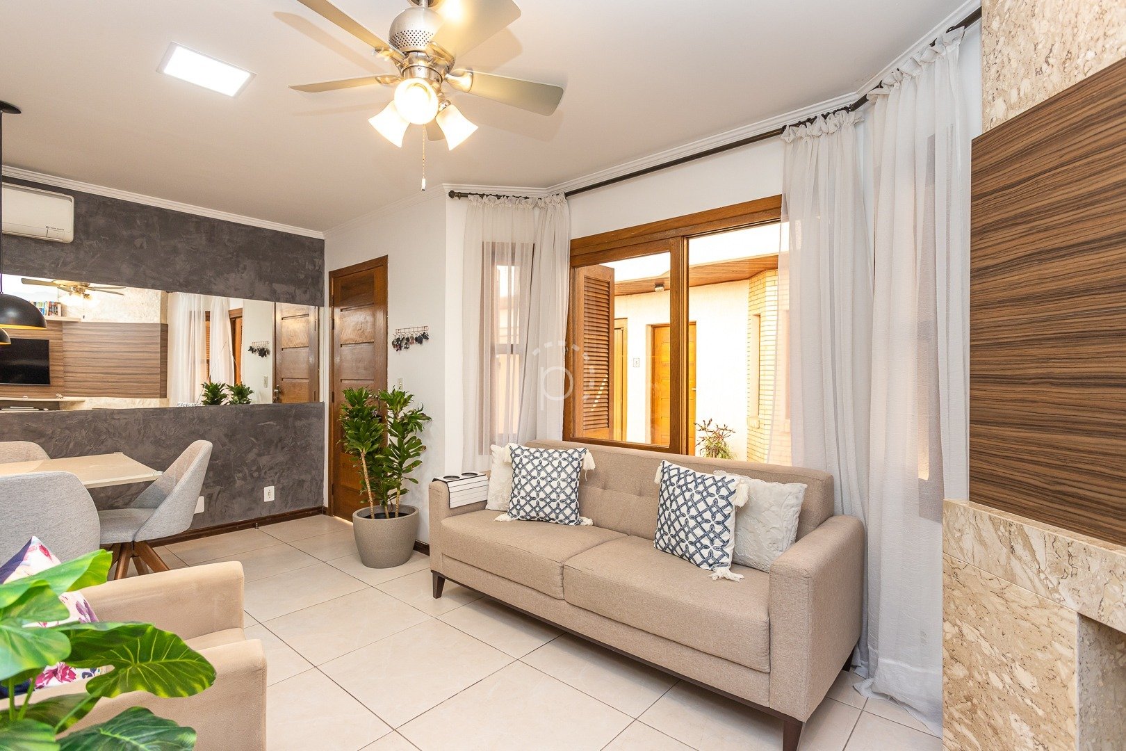 Venda de Casa em Condomínio em bairro Tristeza com 188m² Área Const. e 215m² Área T