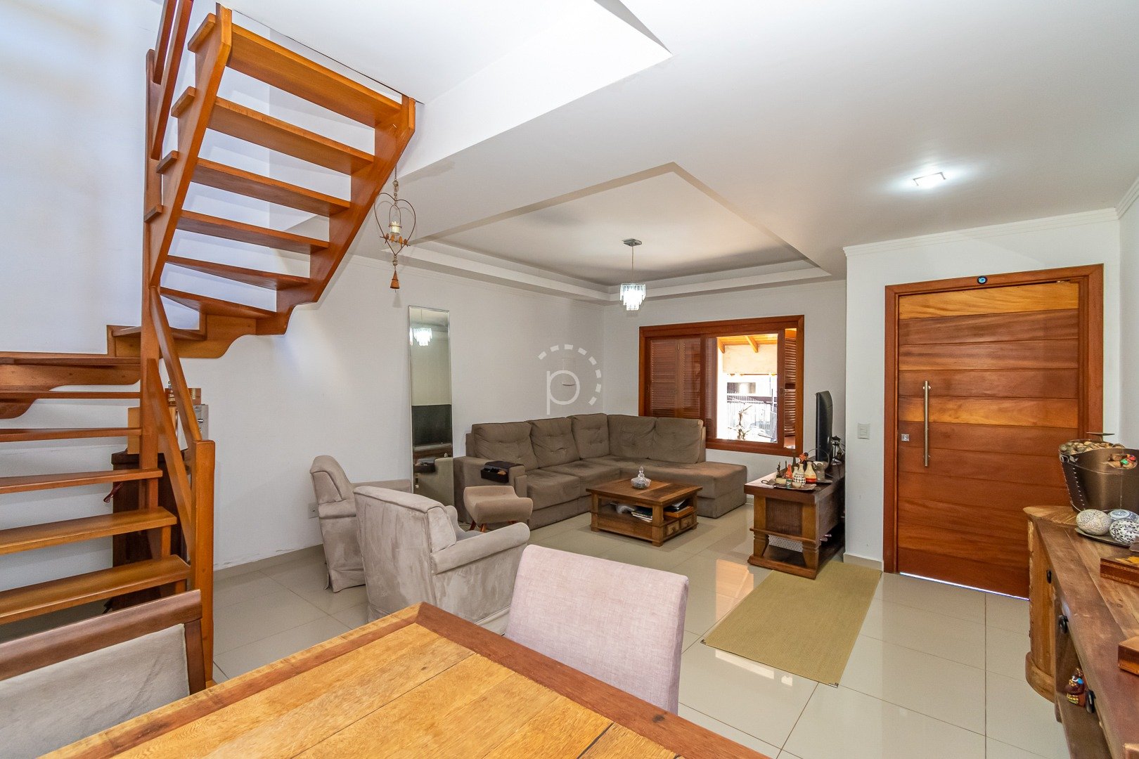 Venda de Casa em bairro Tristeza com 215.74m² Área Const. e 220.54m² Área Terreno