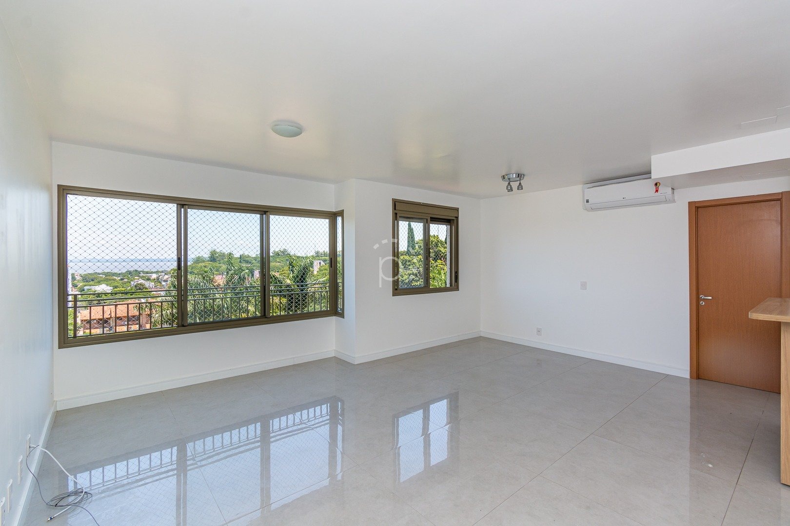 Venda de Apartamento em bairro Cavalhada com 90m² Área Const. e 168m² Área Terreno