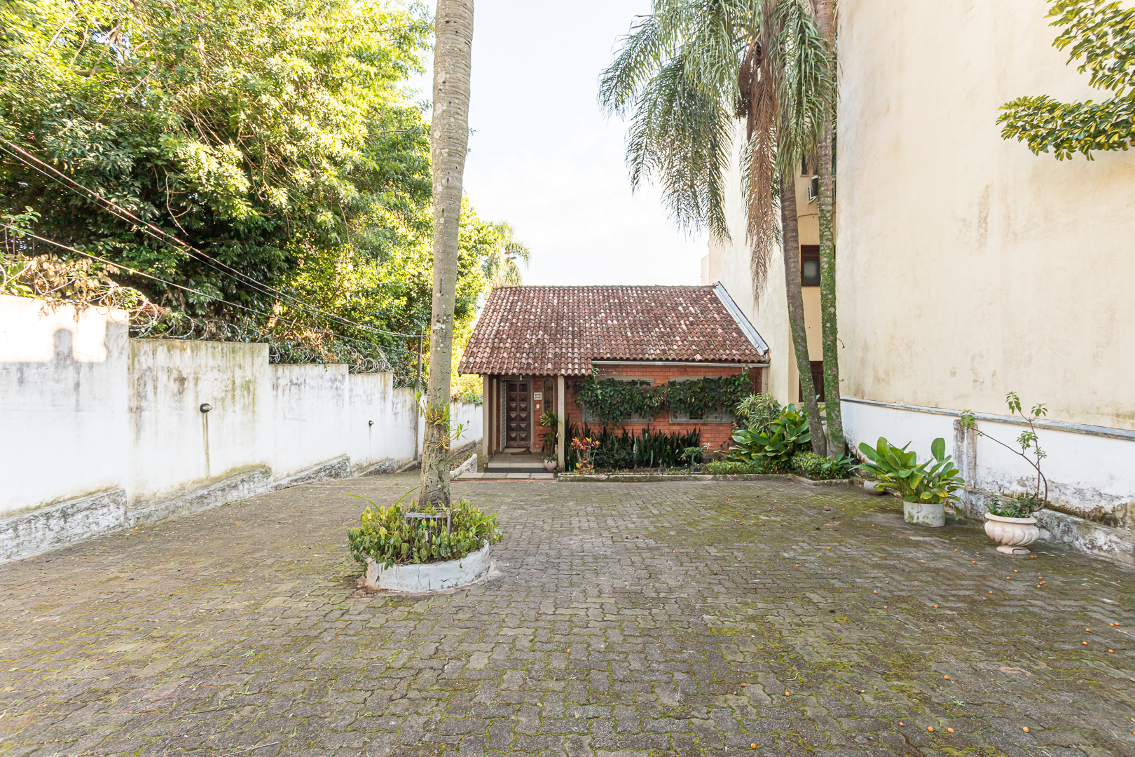 Venda de Casa em bairro Tristeza com 199.62m² Área Const. e 1089m² Área Terreno
