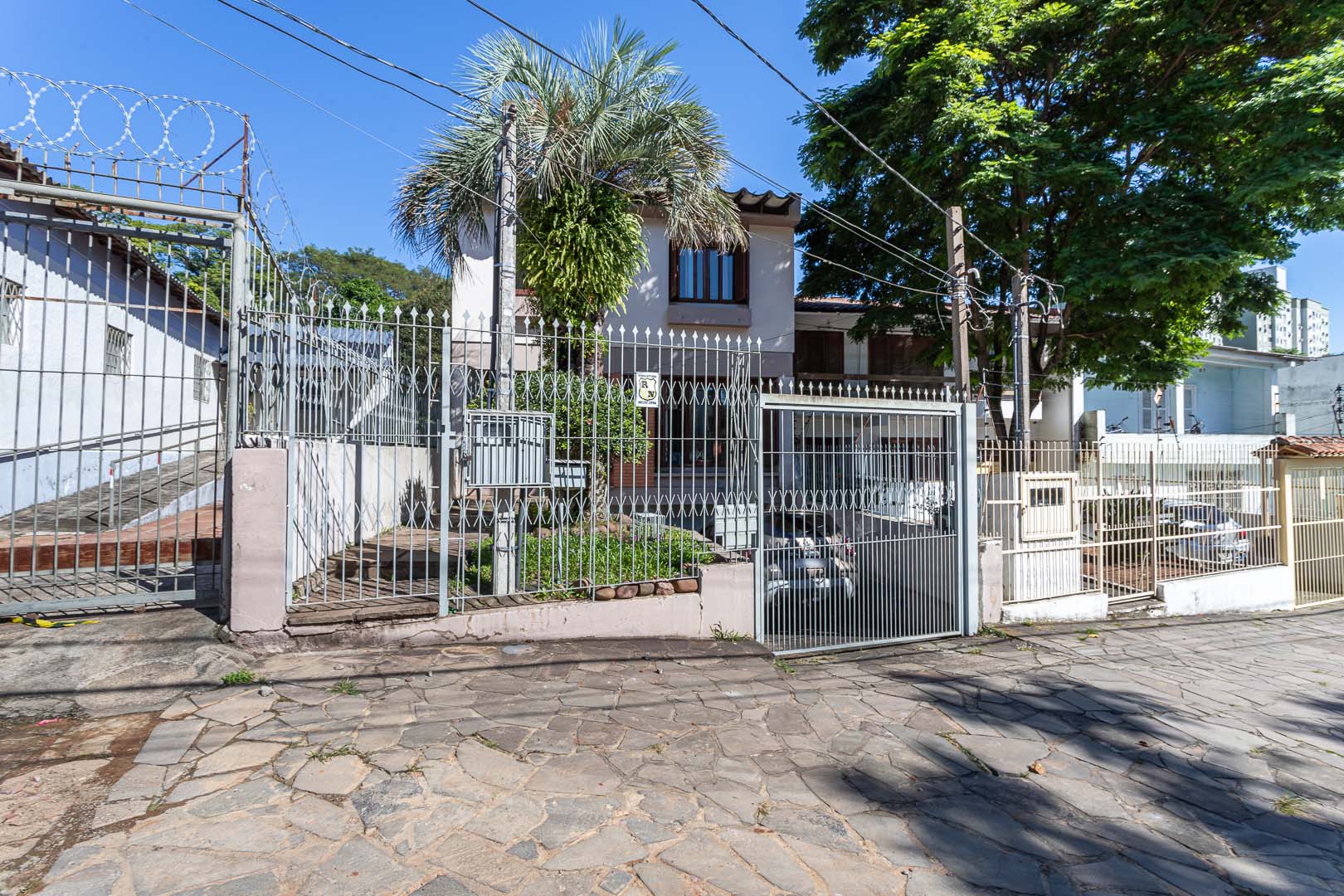 Venda de Casa em bairro Gloria com 250m² Área Const. e 363m² Área Terreno