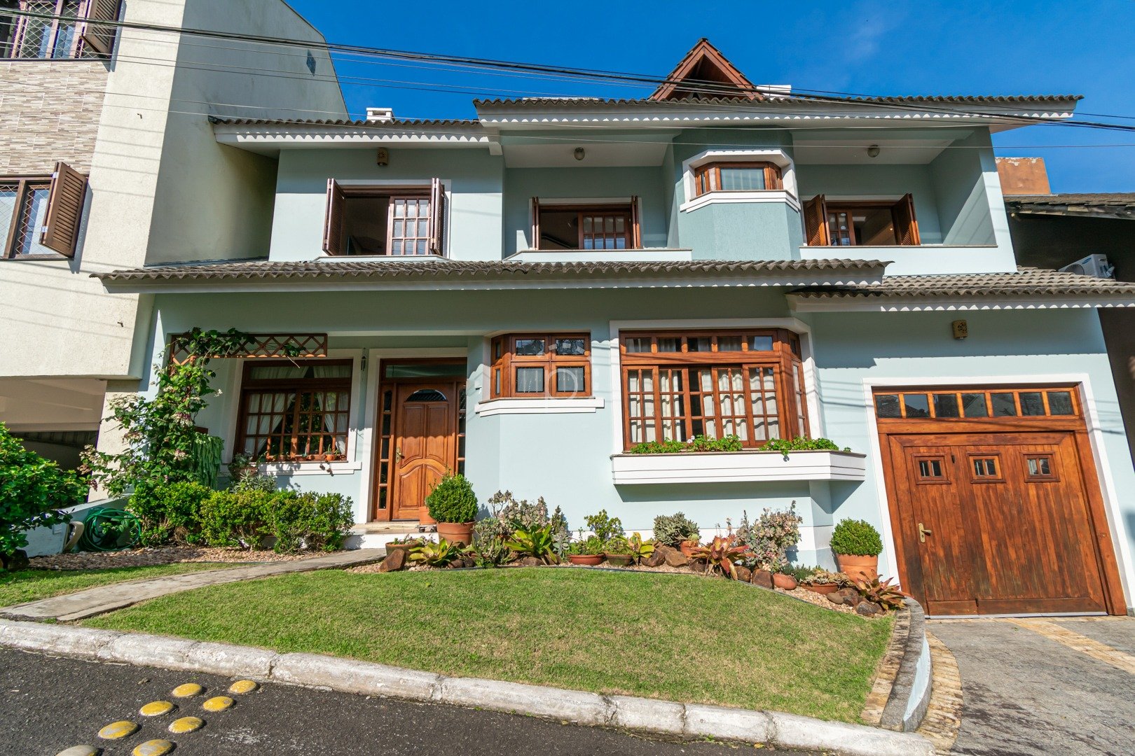 Venda de Casa em Condomínio em bairro Cavalhada com 300m² Área Const.