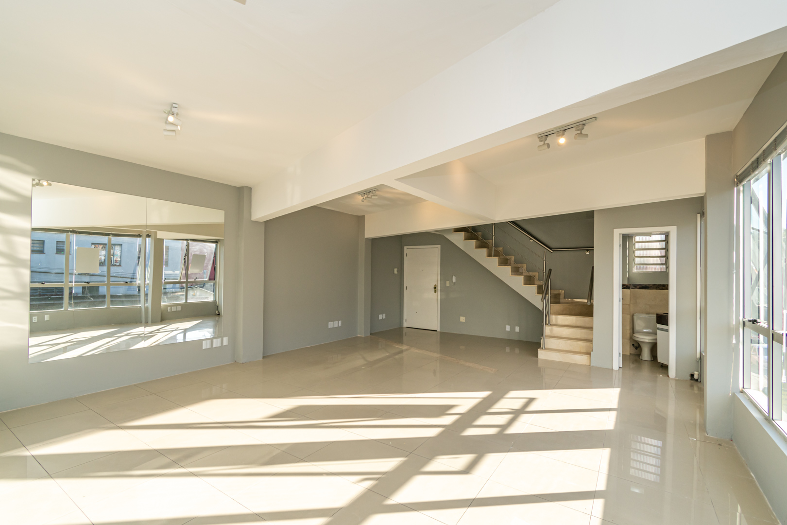 Venda de Sala em bairro Tristeza com 100m² Área Const. e 200m² Área Terreno