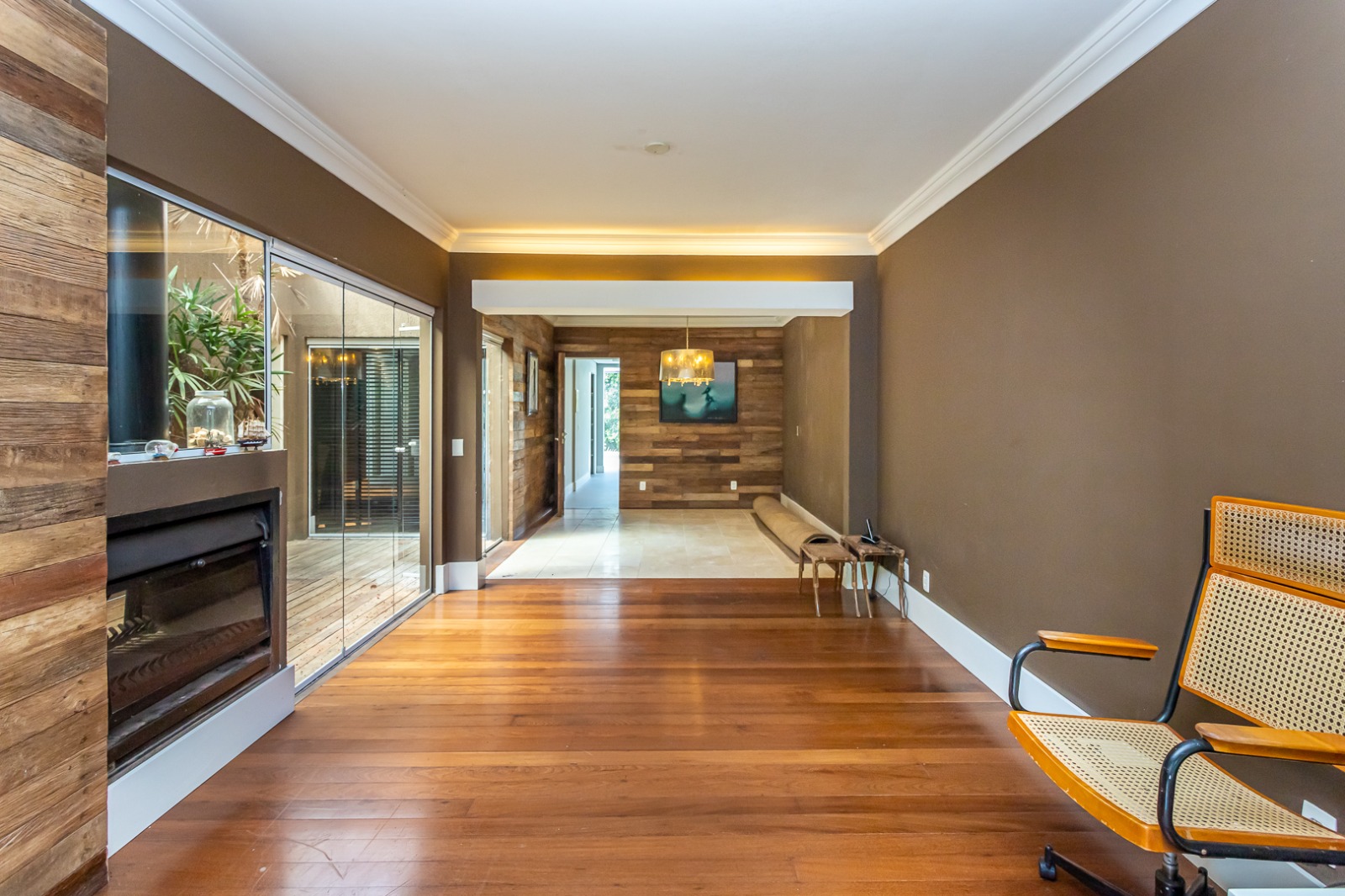 Venda de Casa em bairro Tristeza com 220m² Área Const. e 585m² Área Terreno