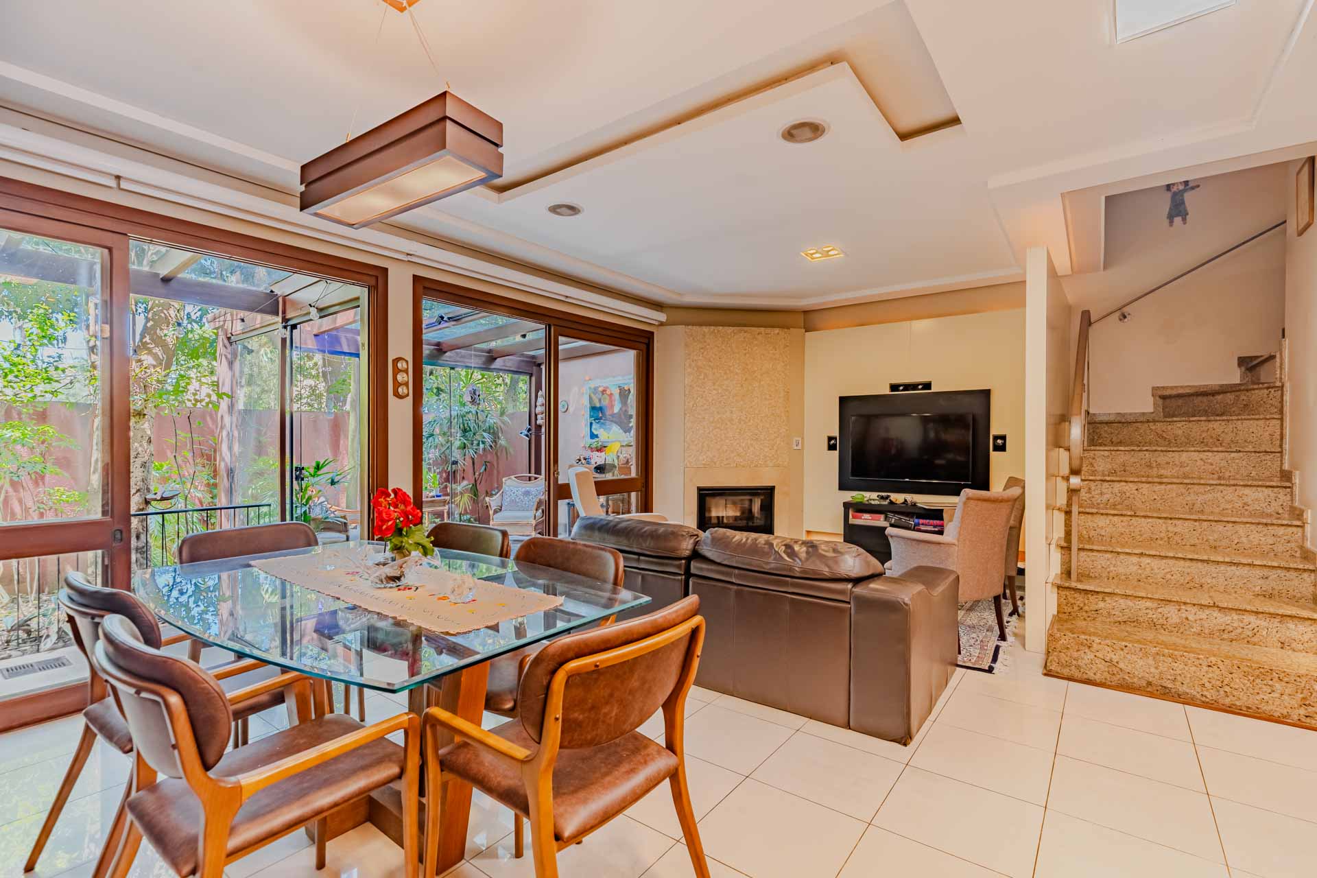 Venda de Casa em Condomínio em bairro Tristeza com 295.94m² Área Const. e 472.98m²