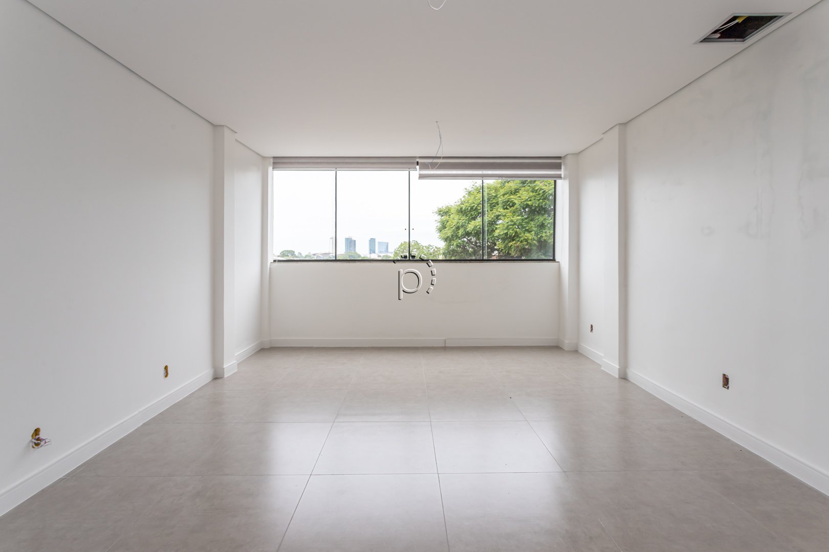 Sala no bairro TRISTEZA (Ref: 5108)