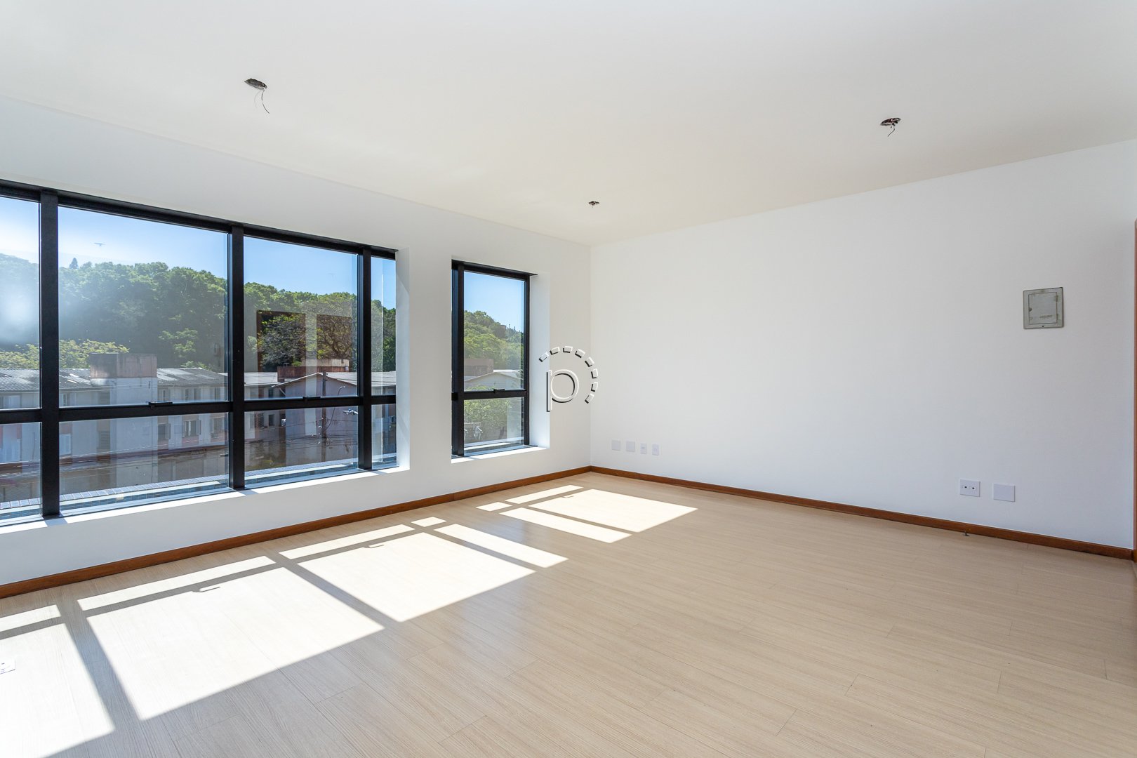 Sala no bairro TRISTEZA (Ref: 4340)