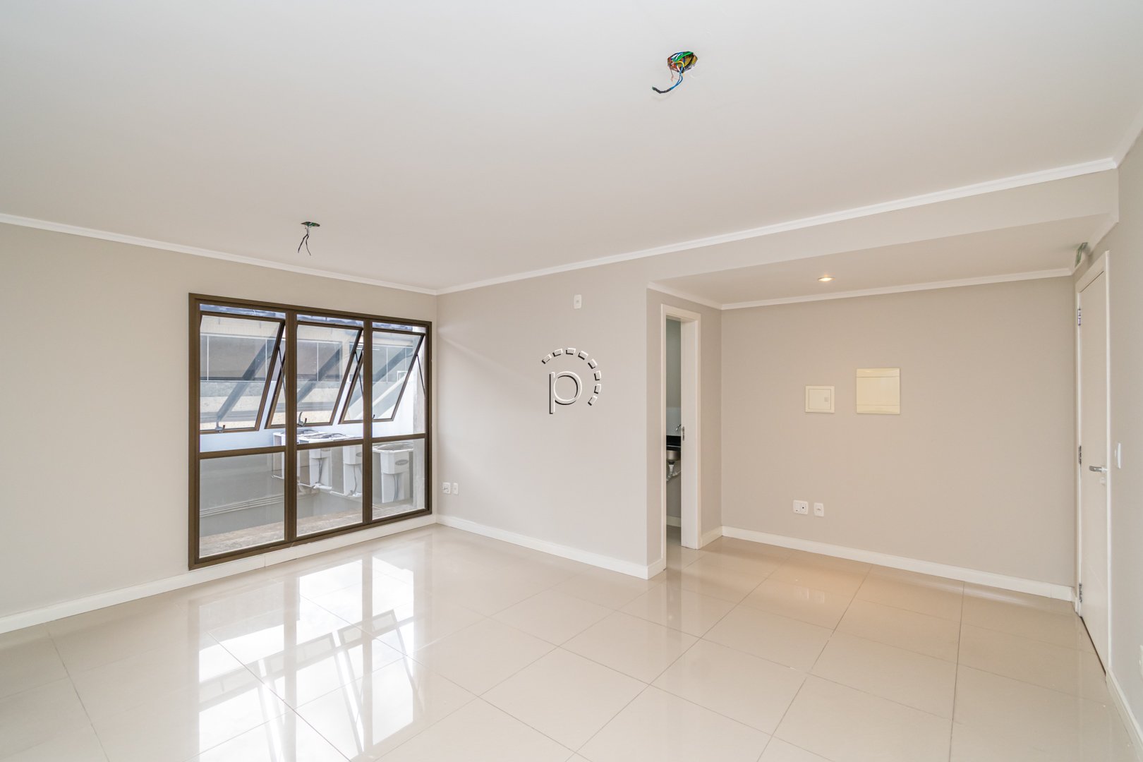 Sala no bairro TRISTEZA (Ref: 3330)