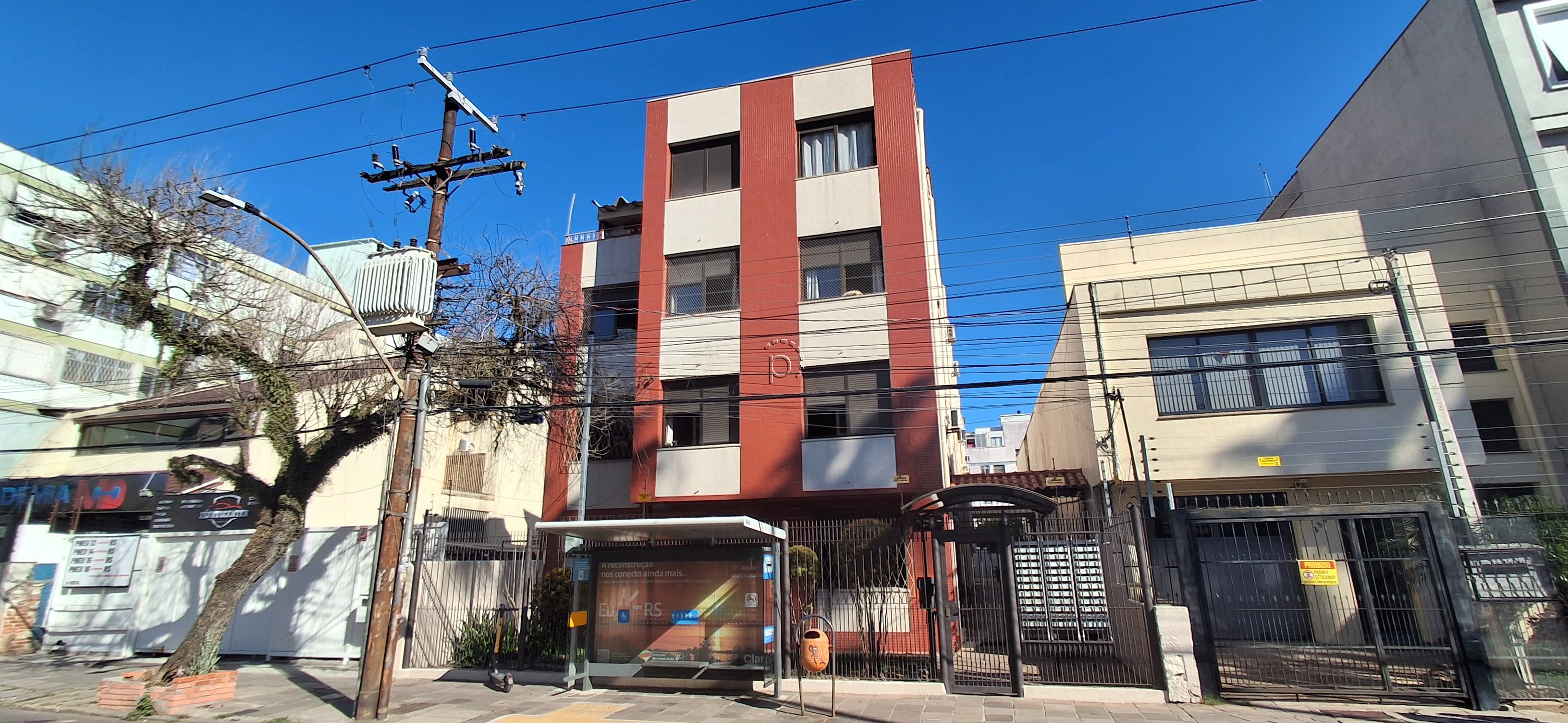 Apartamento no bairro MENINO DEUS (Ref: 5250)
