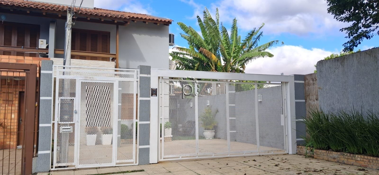 Casa de 2 dormitórios para alugar no bairro Hípica